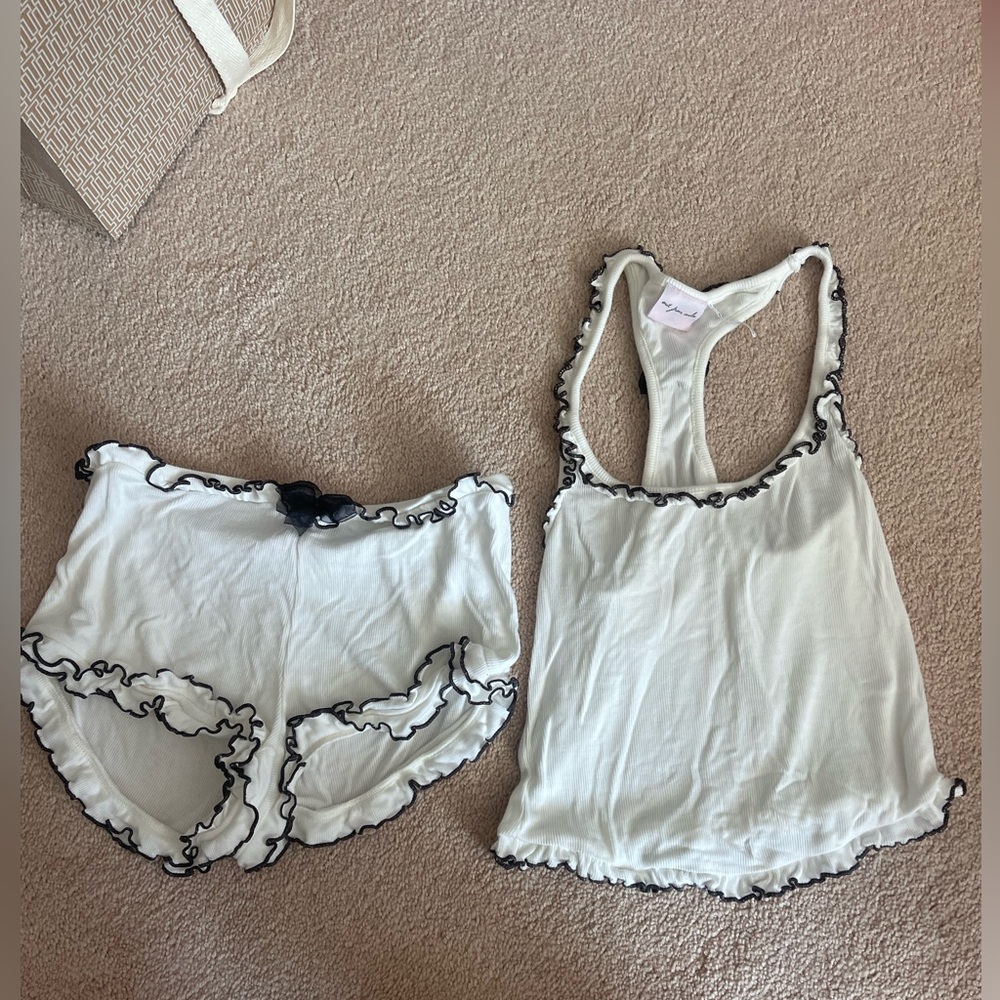 Out from under set size small in white and black